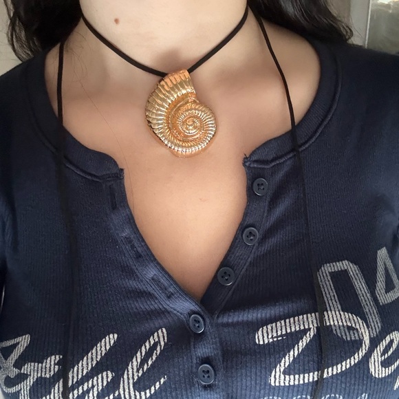 Vanessa Shell necklace - Picture 2 of 5